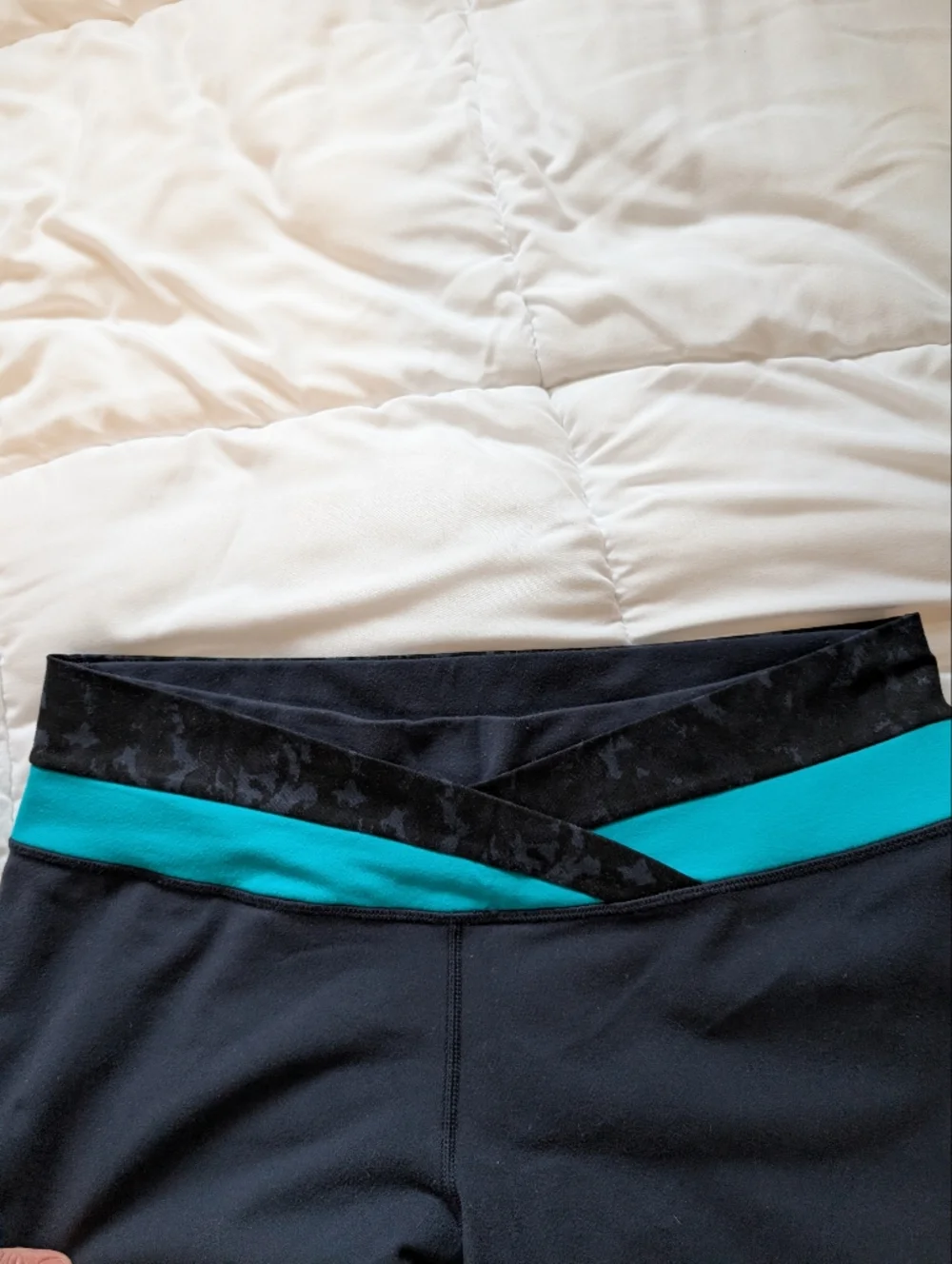 Lululemon Black Cropped Athletic Pants with Teal Waistband Size 12 Some Wear - Picture 9 of 12